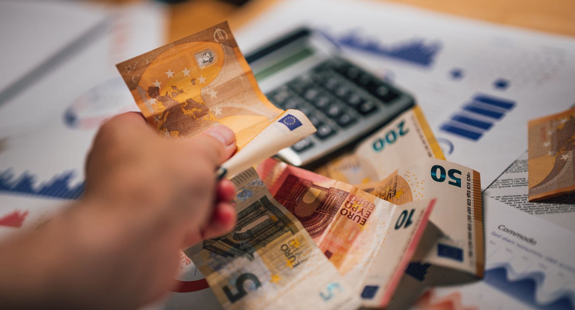 Επίσημα έντυπα και νομίσματα σε γραφείο